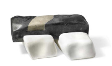 Poul Isbak - Tre-delt skulptur , hvid blanc clear marmor, sort marmor og cement, 49 cm lang
